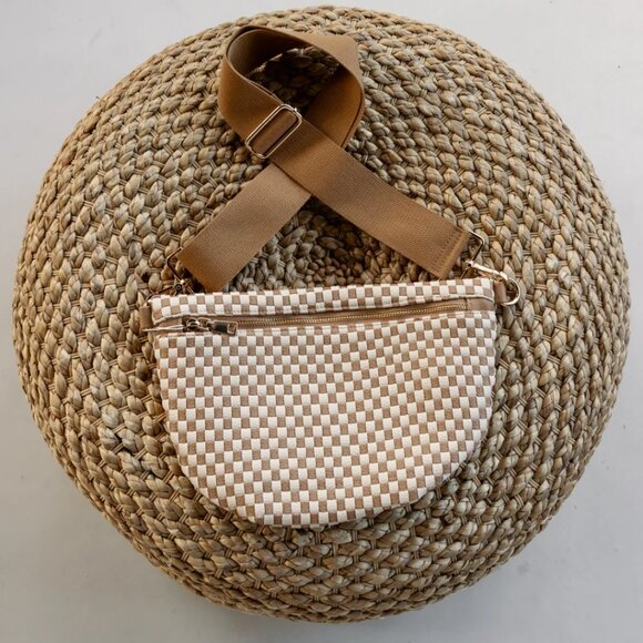Pretty simple checkered tan and white bum bag belt bag new with tags - Picture 1 of 4
